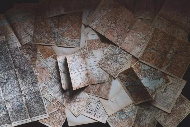 Scattered maps representing the Mhodì mission to reach every musical destination